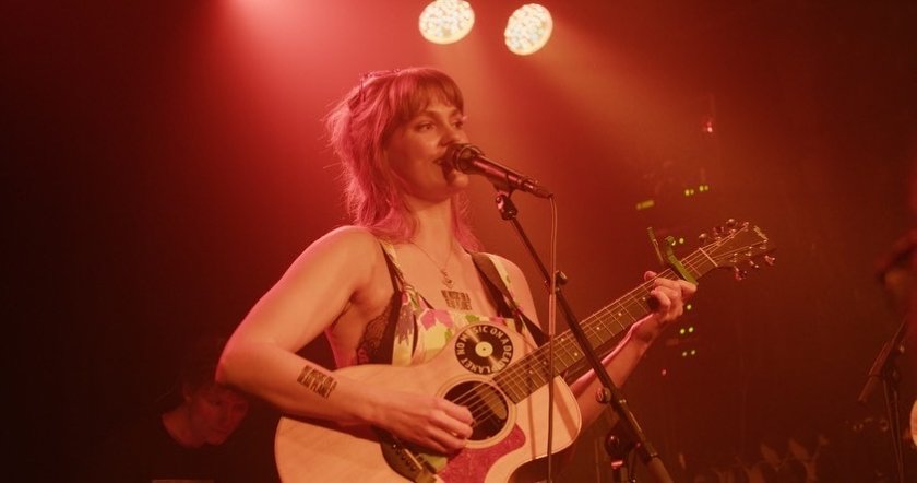 FR&Eacute; live playing guitar live